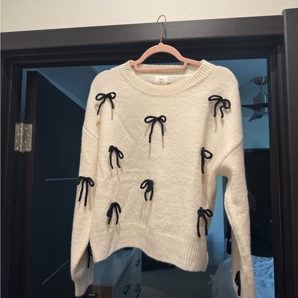 Chic White Sweater with Black Bow Accents